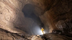 Speleolog Mark Dickey visi iznad ponora