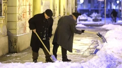 Zagreb: Čišćenje snijega na nogostupu, Foto: Patrik Macek/PIXSELL
