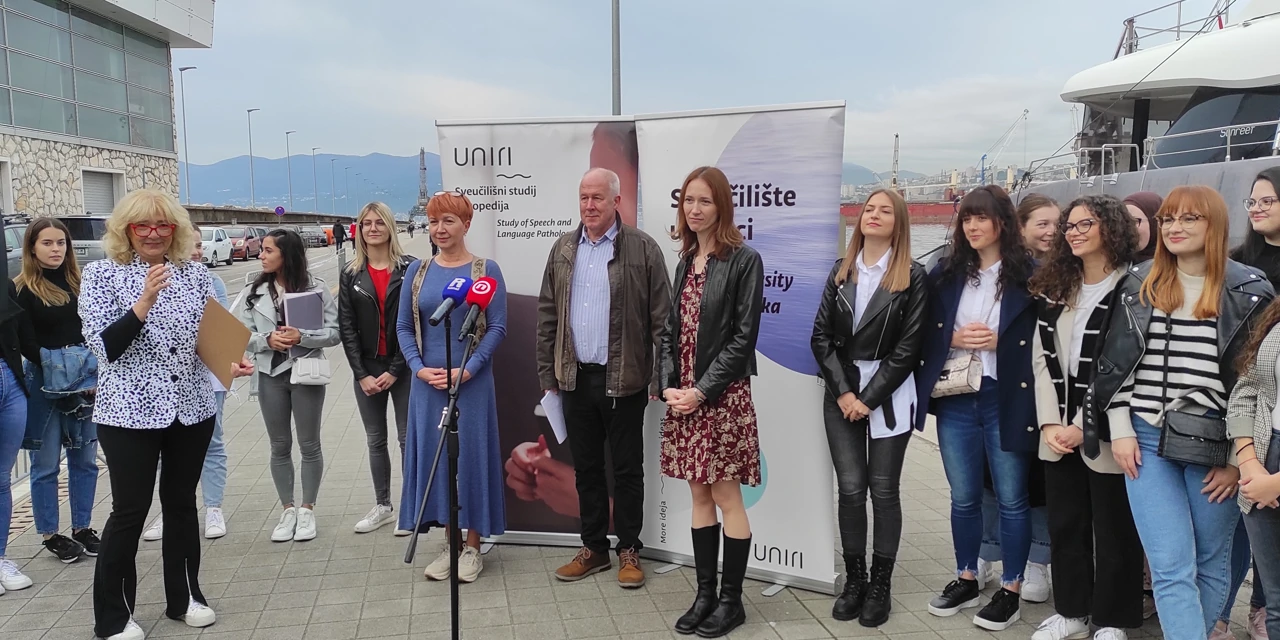 Ispred plakata stoje, s lijeva na desno, dr. Suzana Jelčić Jakšić, dr. Robyn Lickley i Martina Gregorina , Foto: Olivera Vinković/Radio Rijeka