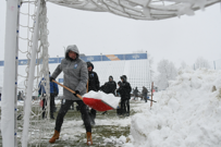 Čišćenje travnjaka uoči derbija Varaždin - Dinamo, Foto: Damir Špehar/PIXSELL