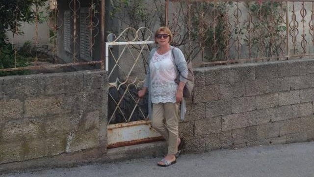 Kruskaja u Supetru ispred kuće njezina djeda