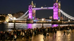 Ljudi čekaju u redu da odaju počast britanskoj kraljici Elizabeti II