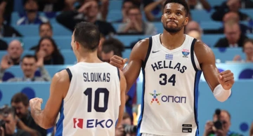 Kostas Sloukas i Giannis Antetokounmpo slave pobjedu