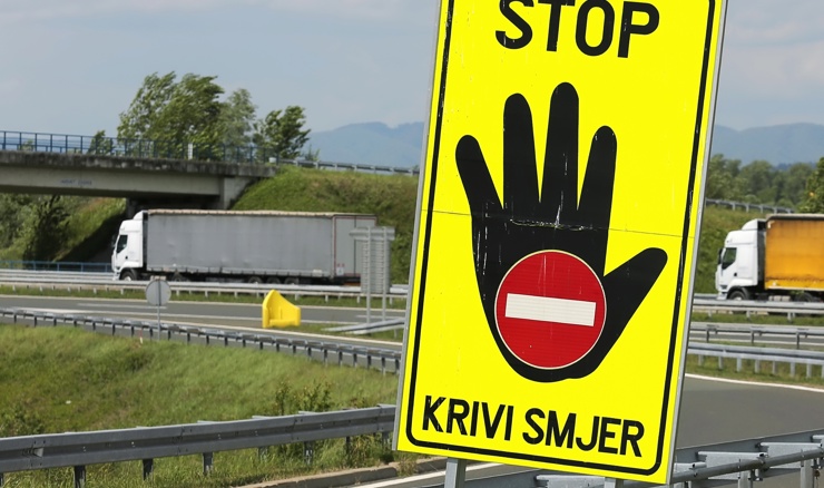 Teretno vozilo u krivom smjeru na riječkoj zaobila