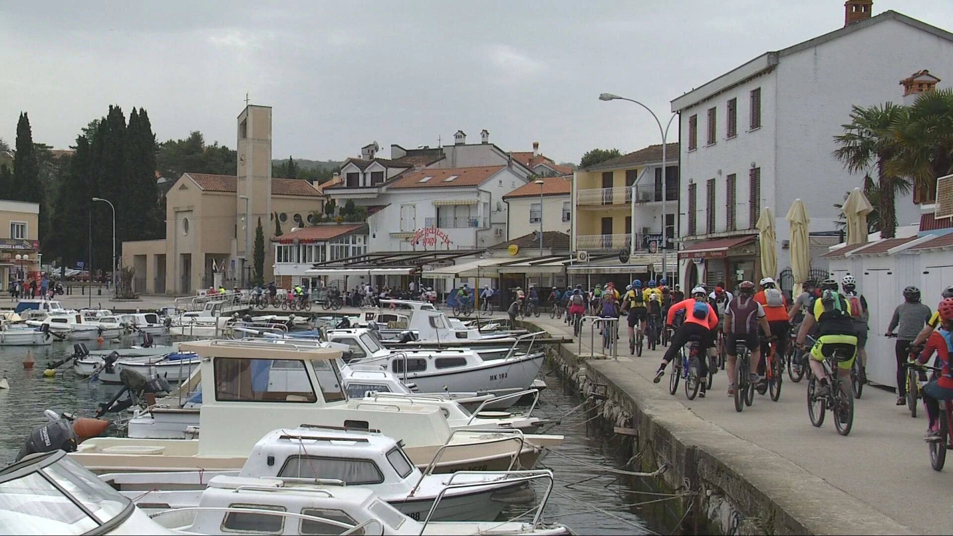 Sunce, more i puni kampovi: Krk privukao prvi veliki val gostiju