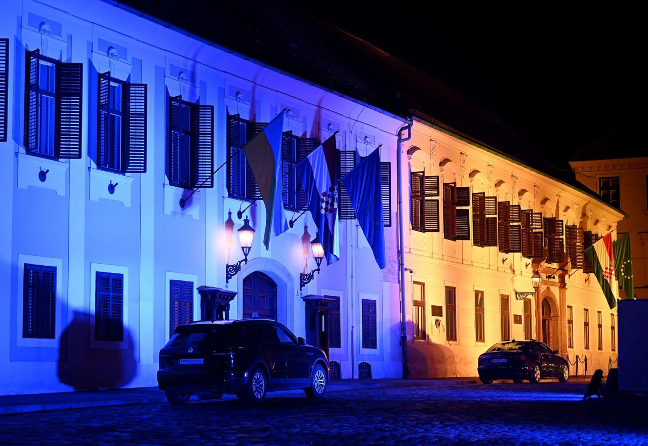 Zgrada Vlade u bojama ukrajinske zastave, Foto: Marko Lukunic/Pixsell