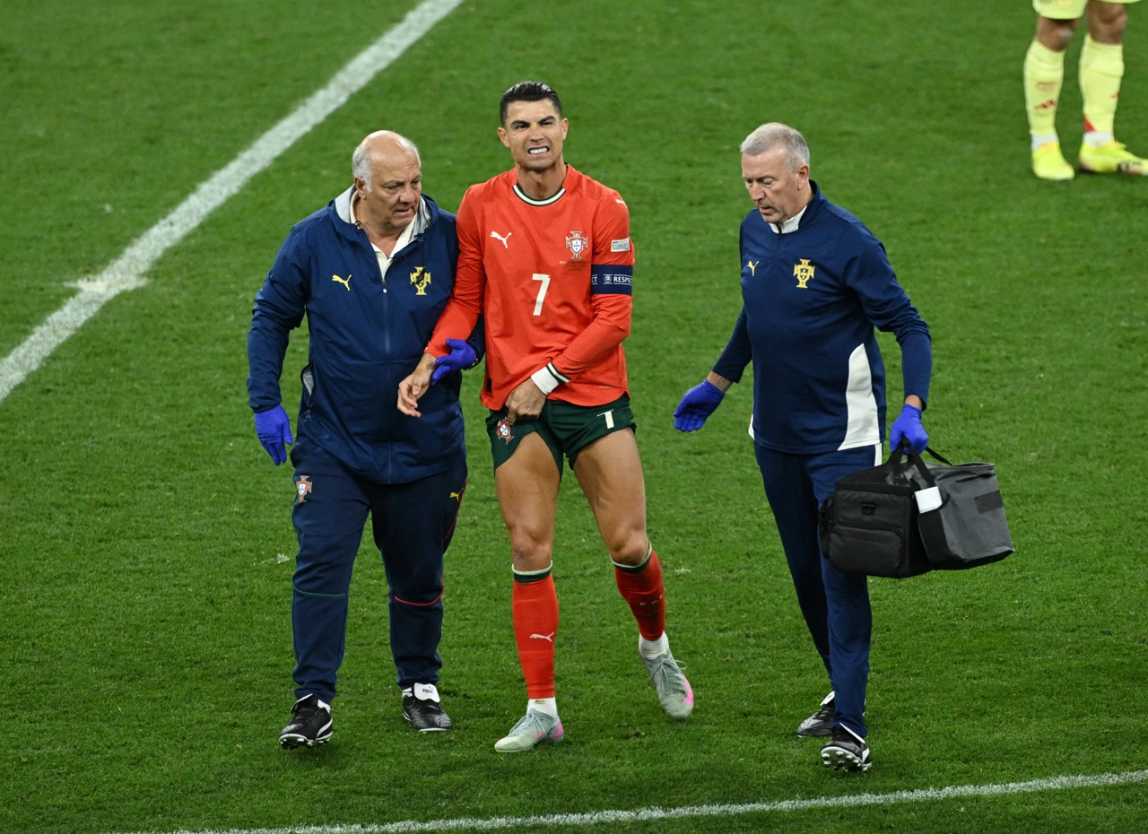 Cristiano Ronaldo napušta teren, Foto: Annegret Hilse/ REUTERS