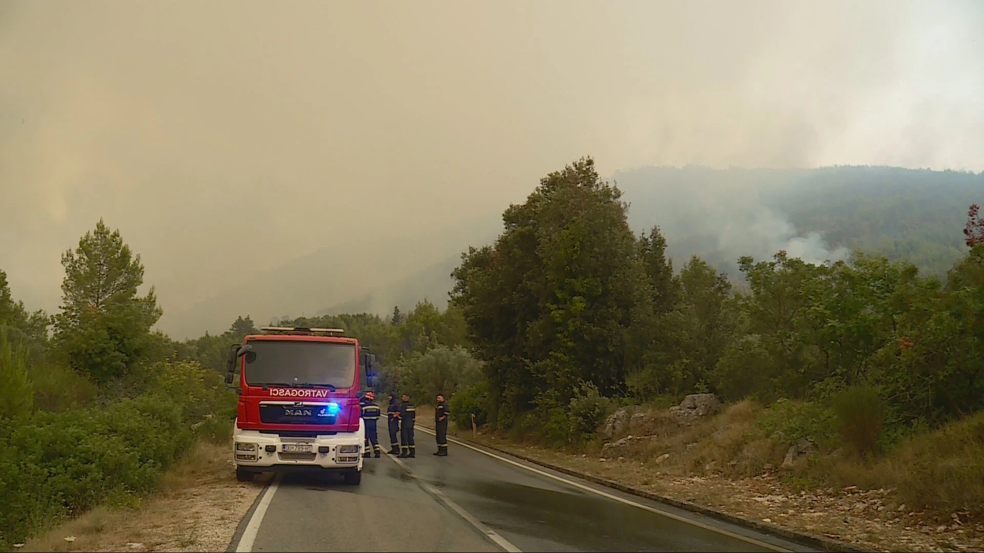 Dva požara na Korčuli spojila se u jedan, na terenu 170 vatrogasaca