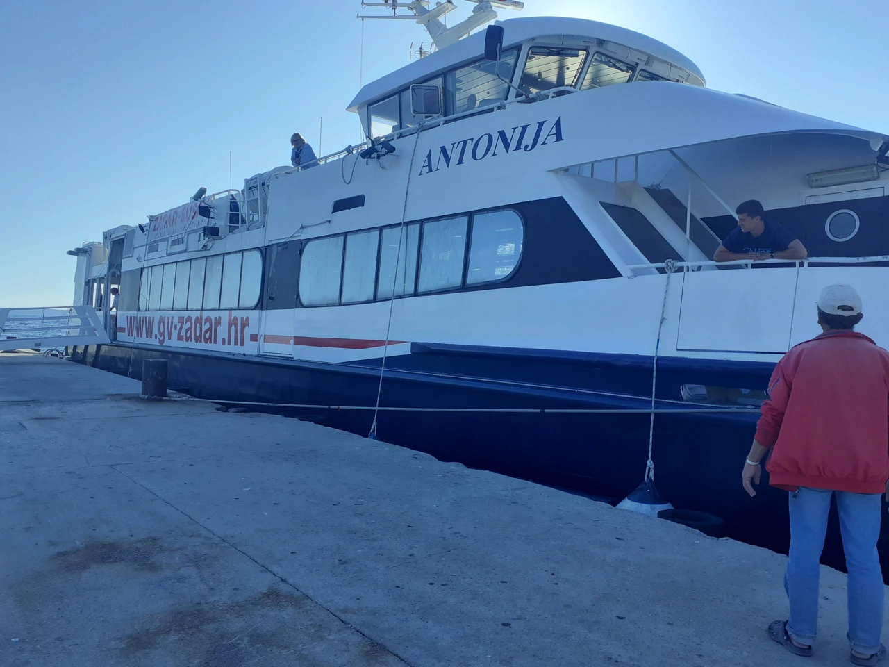 Ukidanje linije dovelo do toga da su mnogi ostali na otoku nakon produženog vikenda