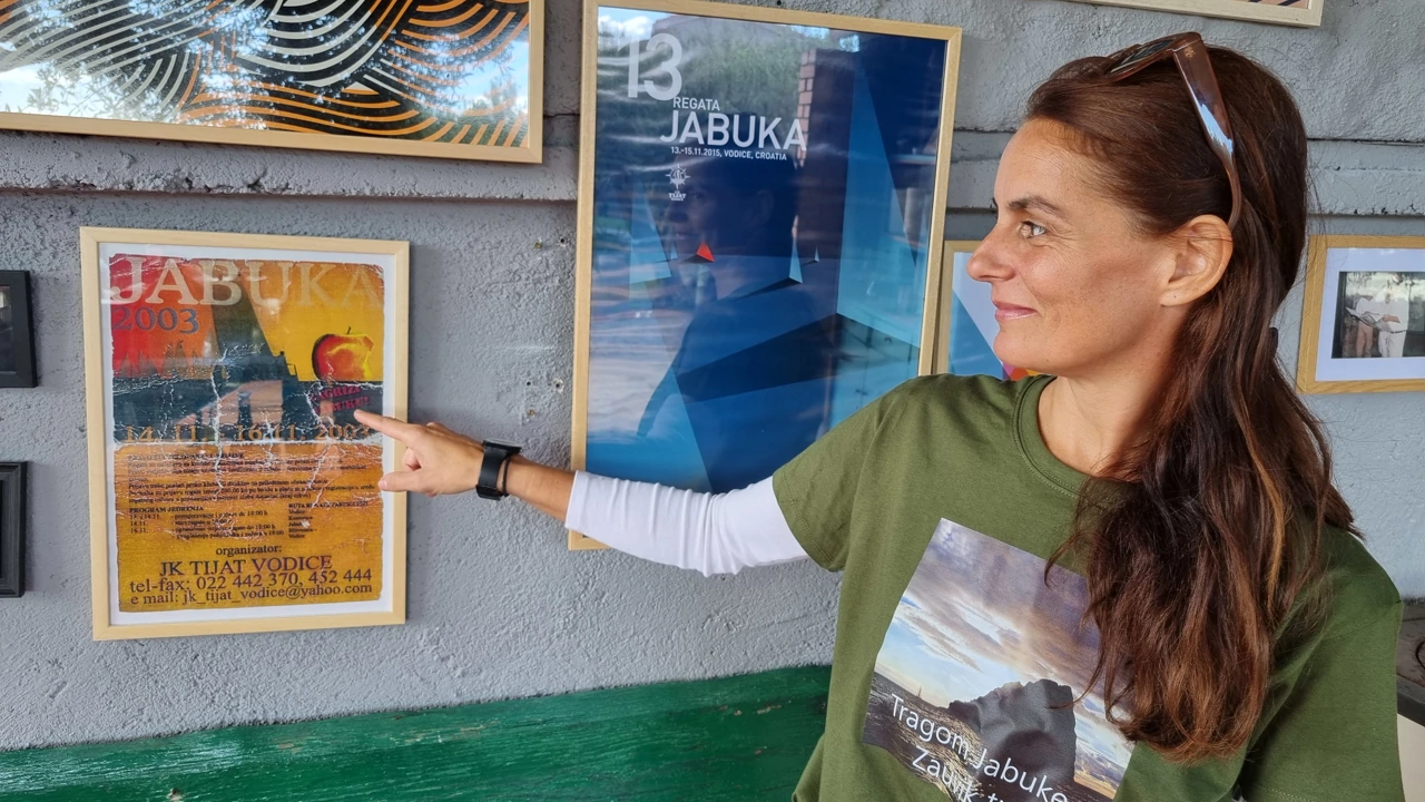 Katarina Juričev Barbin pokazuje plakat prve Regate Jabuka