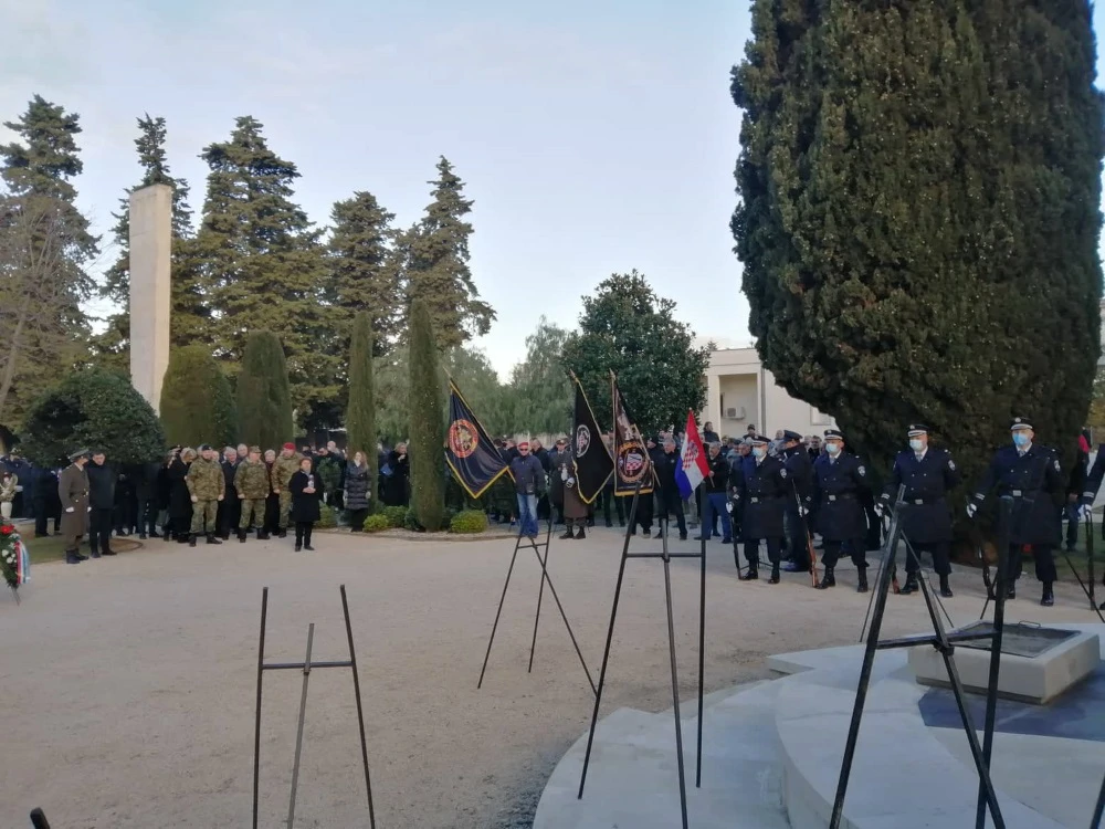 Ministar branitelja i potpredsjednik Vlade Tomo Medved na gradskom groblju u Zadru, Foto: Vladimir Šetka/Radio Zadar