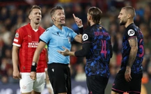 Sergio Ramos i Nemanja Gudelj u raspravi s Danieleom Orsatom, Foto: PIROSCHKA VAN DE WOUW/REUTERS