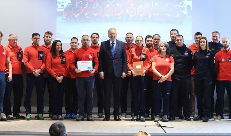 Božinović uručio certifikat pripadnicima hrvatskog CaveSAR modula