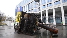 Performans Greenpeacea ispred zgrade INA