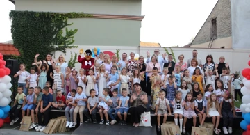 Zajednička fotografija na prijemu novih osnovnoškolaca u Hrvatskom domu "Matica" u Subotici