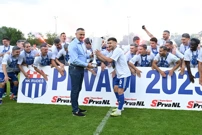 Kustić predaje pehar, Foto: Goran Mehkek/CROPIX