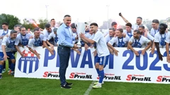 Kustić predaje pehar