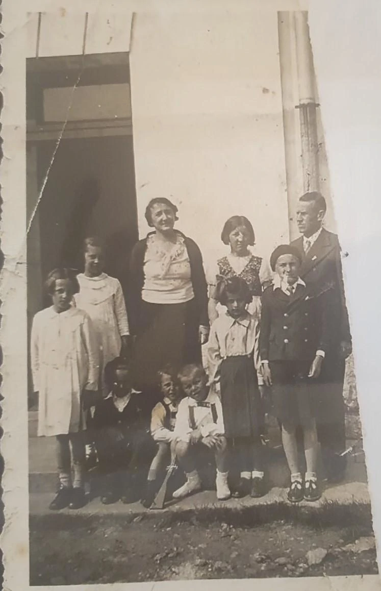Ivan Ribarić i učiteljica Dragica Lenac s učenicima pred školom na Tuniću, 9. svibnja 1937. godine