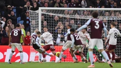 Emiliano Buendia postiže gol Arsenalu u sudačkoj nadoknadi