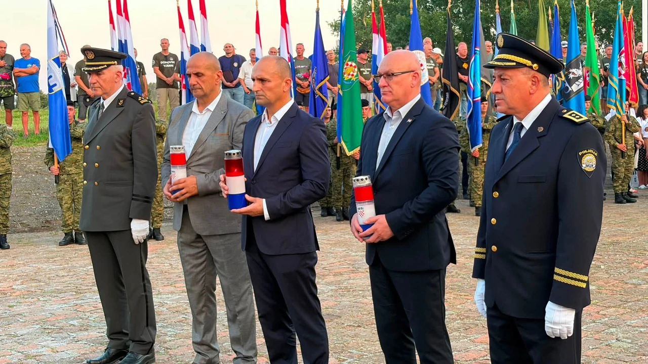 ministar Anušić sa suradnicima, Foto: Davor Lončarić/Radio Osijek