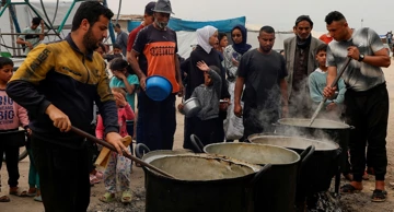 Palestinci čekaju hranu u javnoj kuhinji, Khan Younis, 8. travanj 2025.