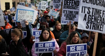 Prosvjednici ispred zgrade Imigracijske i carinske službe (ICE)