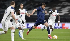 Bruno Petković i  Moussa Sissoko u duelu, Foto: Toby Melville/REUTERS