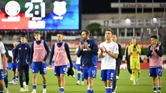 Igrači Hajduka pozdravljaju navijače