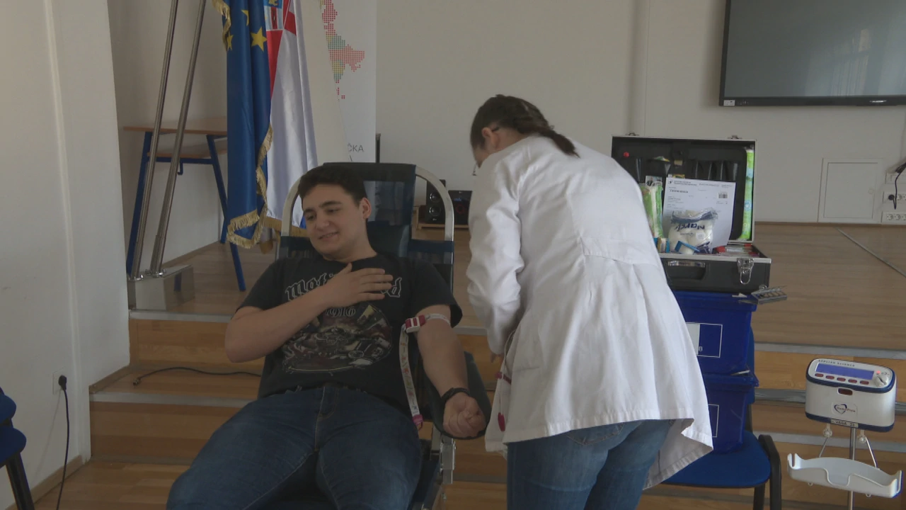 Učenik prvi put daruje krv, Foto: HTV/HRT