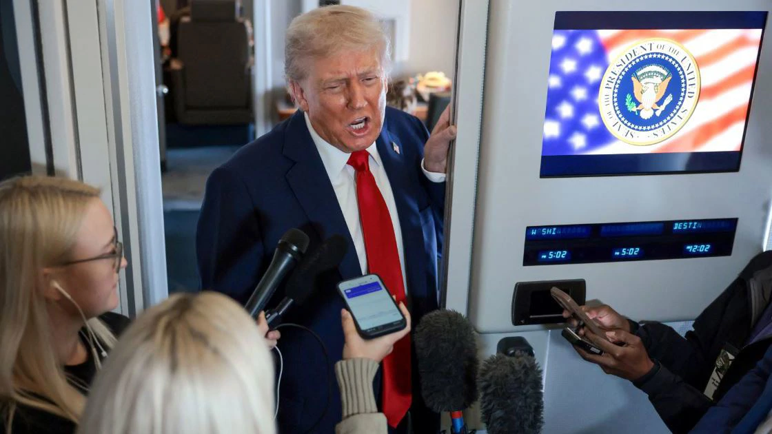 Američki predsjednik Donald Trump razgovara s medijima u zrakoplovu Air Force One