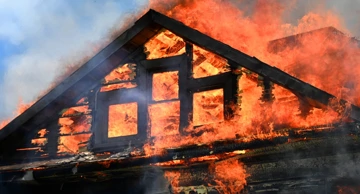 Maloljetnik ozlijeđen u požaru pomoćnog objekta