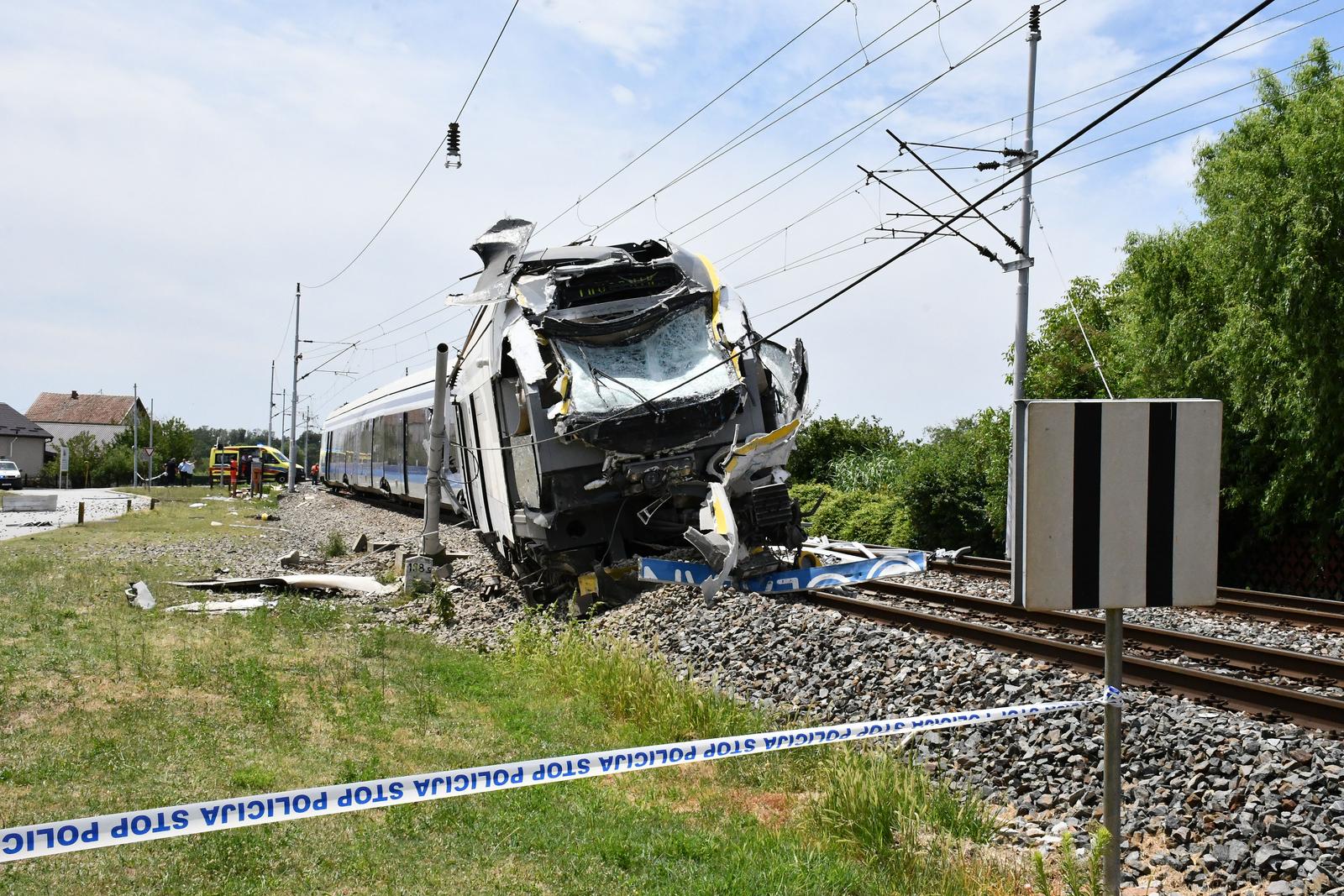 Lkw von Zug erfasst: Fahrer getötet, Lokführer außer Lebensgefahr 10 pxl 010725 134979733 20250701123550