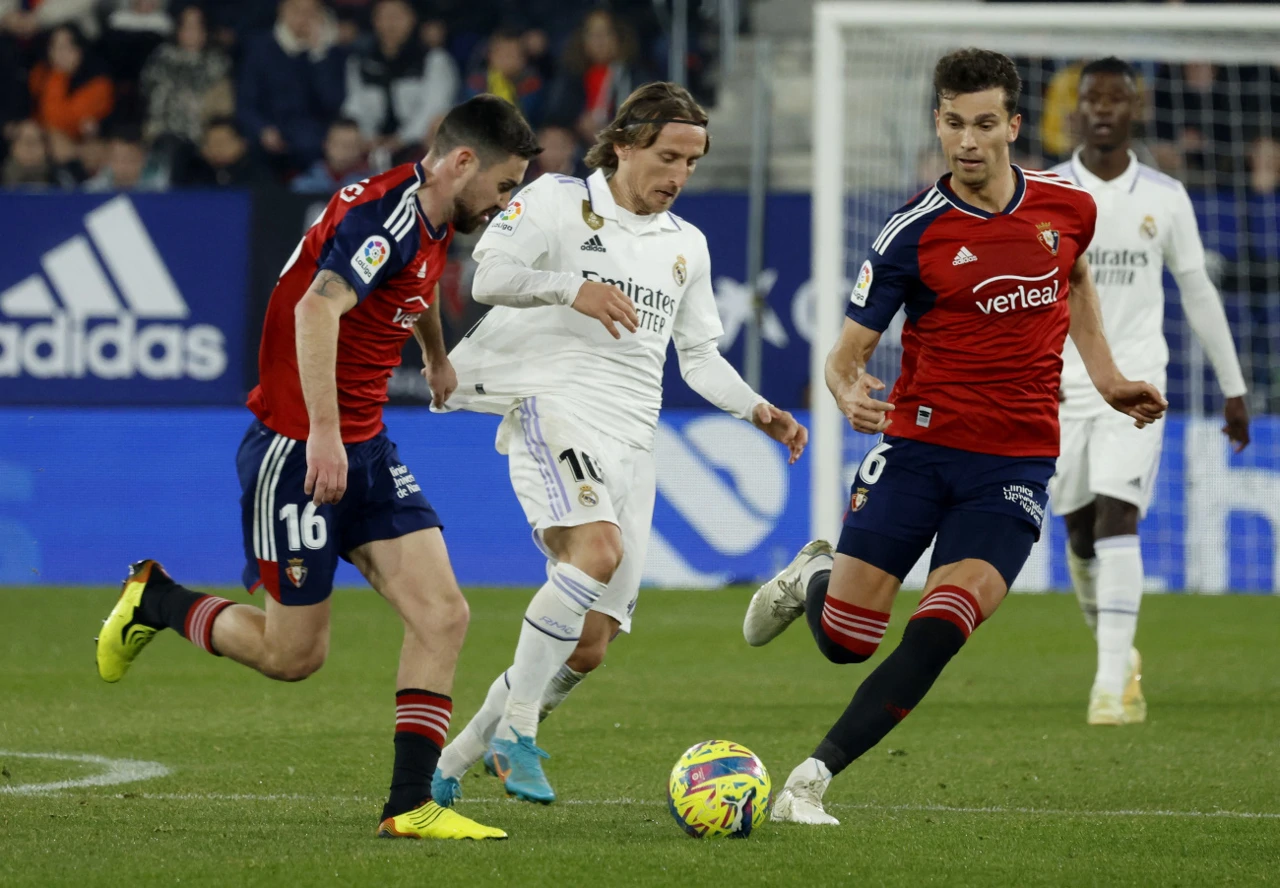 Luka Modrić, Moi Gomez i Lucas Torro, Foto: Vincent West/REUTERS