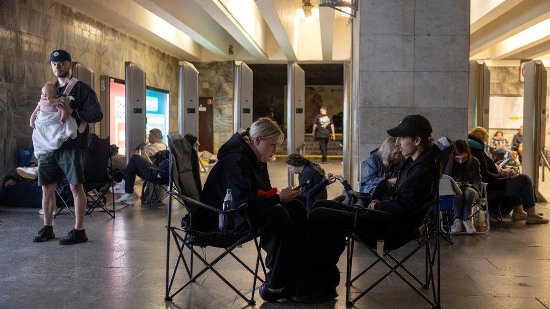 Ruski napad dronovima na Kijev, građani u skloništima