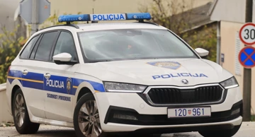 Maloljetnik ukrao i oštetio autobus na Braču