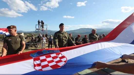 Hissen der Flagge in Knin  