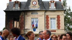 Okupljanje građana ispred spaljene gradske vijećnice u Persanu kod Pariza