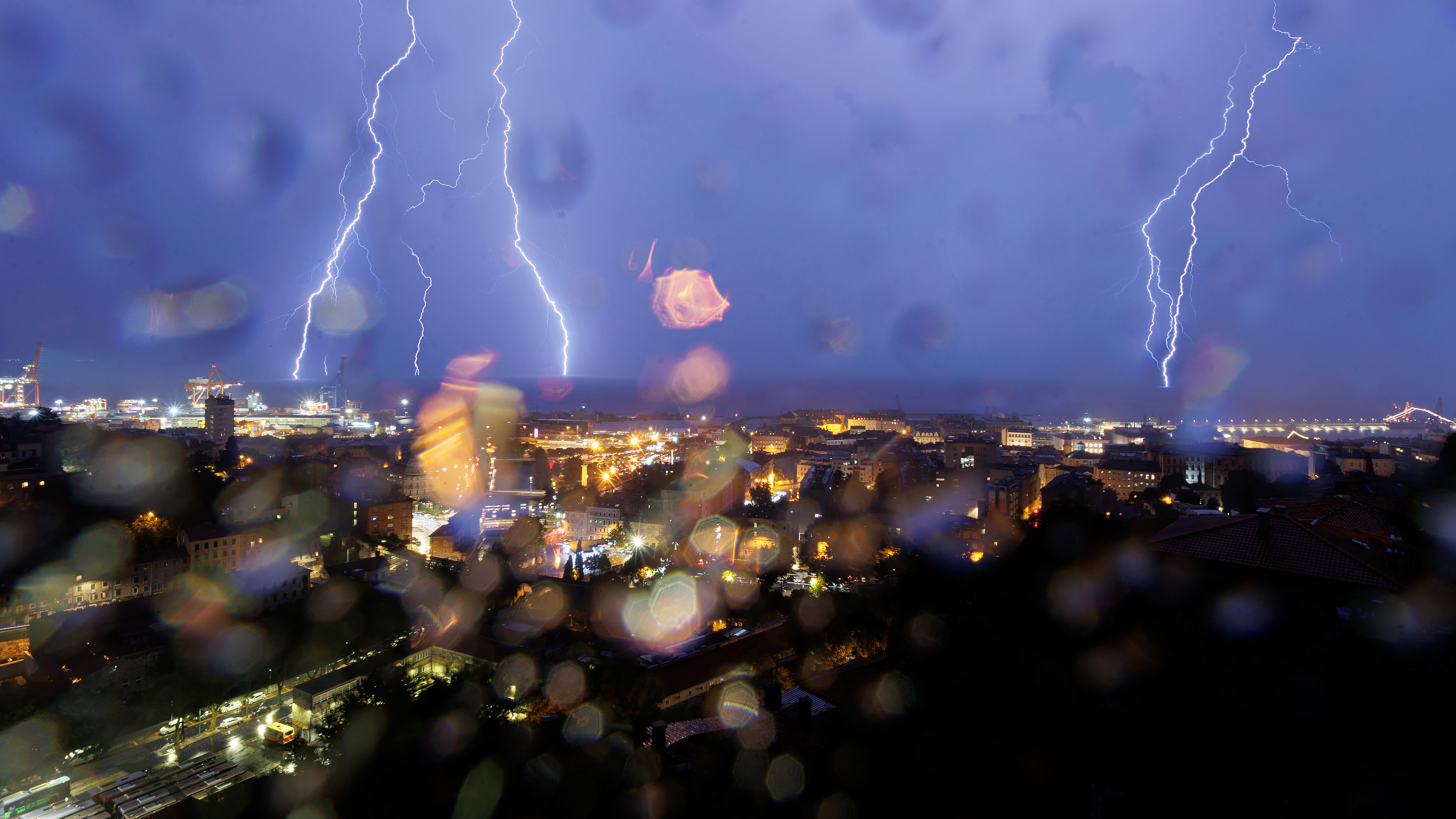 Möglicher starker Regen und Gewitter, orangefarbene Warnung in Kraft 7 pxl 260725 136009736 20250727053131