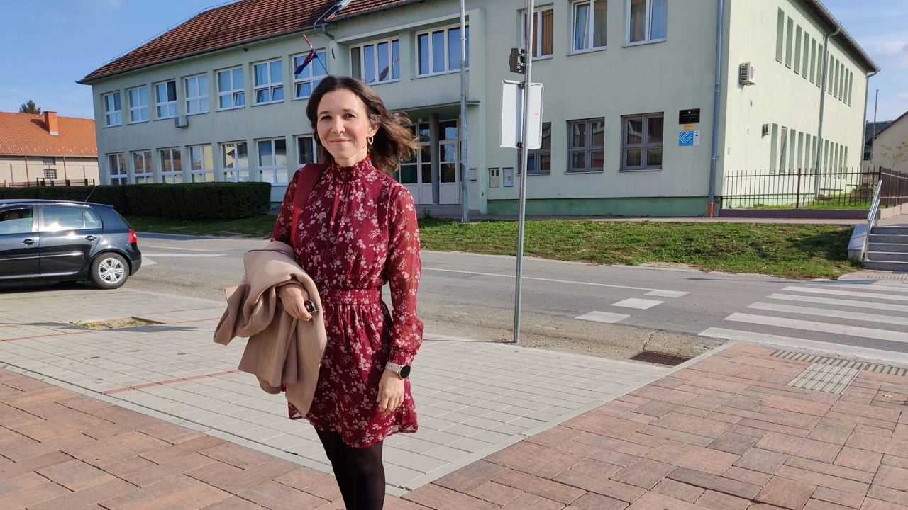 Učiteljica Monika ispred osnovne škole u Lovasu