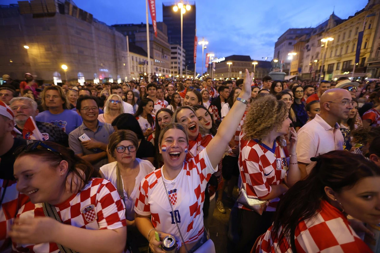 Navijači na Trgu bana Jelačića, Foto: Boris Scitar /PIXSELL