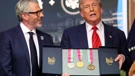  Donald Trump s kompletom medalja s OI-ja 1984. i Casey Wasserman