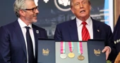  Donald Trump s kompletom medalja s OI-ja 1984. i Casey Wasserman