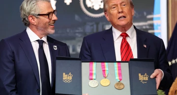  Donald Trump s kompletom medalja s OI-ja 1984. i Casey Wasserman