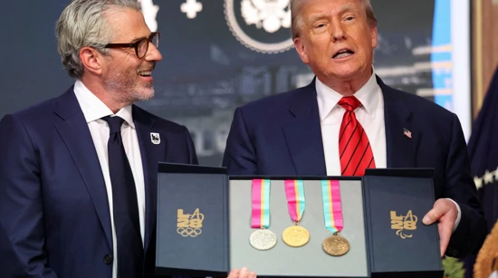  Donald Trump s kompletom medalja s OI-ja 1984. i Casey Wasserman