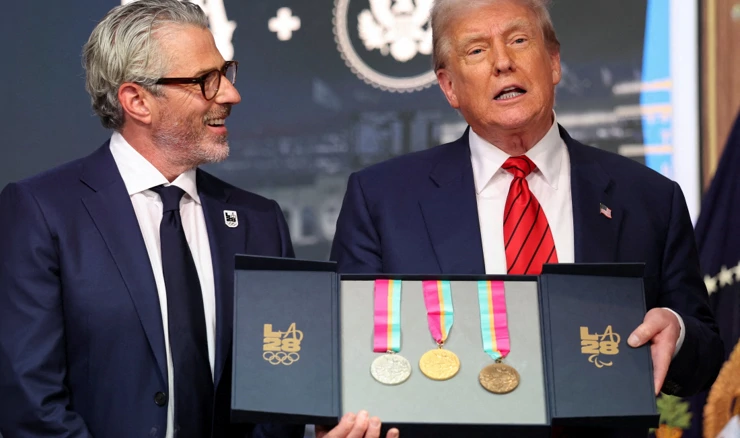  Donald Trump s kompletom medalja s OI-ja 1984. i Casey Wasserman