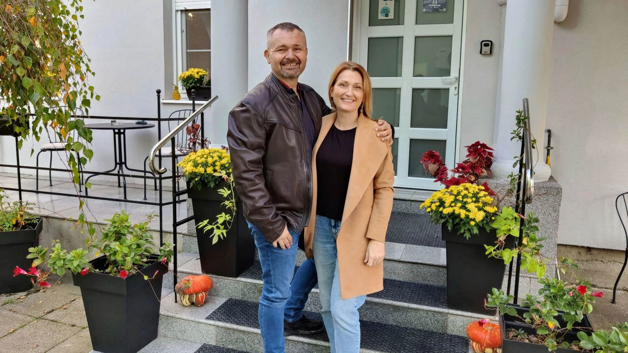 Mario i Nikolina ispred pansiona Vila Rosa