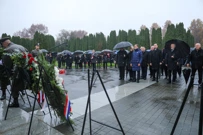 Polaganje vijenaca na Memorijalnom groblju u Vukovaru, Foto: Emica Elvedji/PIXSELL