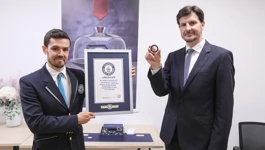 Ovlašteni procjenitelj Guinnessove knjige rekorda Victor Fenes Vacas i direktor Hrvatske kovnice novca Robert Blaić