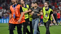 Zaštitari odvode navijača s terena na utakmici Španjolska - Francuska