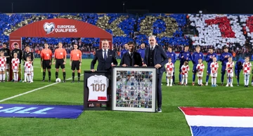 Uručen poseban dres Zlatku Daliću